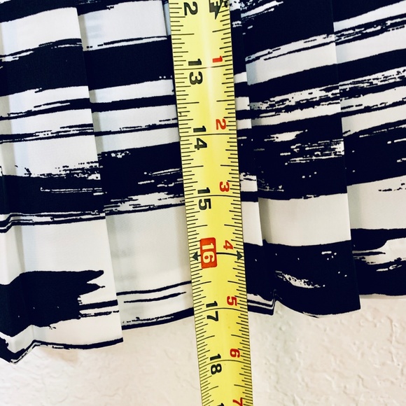 Banana Republic Abstract Print Mini Skirt - Picture 5 of 5